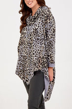 Load image into Gallery viewer, ANIMAL HANKY HEM SWEATER