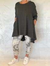 Load image into Gallery viewer, FAN BACK LONG SLEEVED TEE